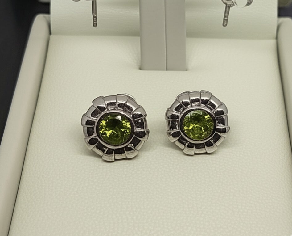 Women's peridot earrings (tops)