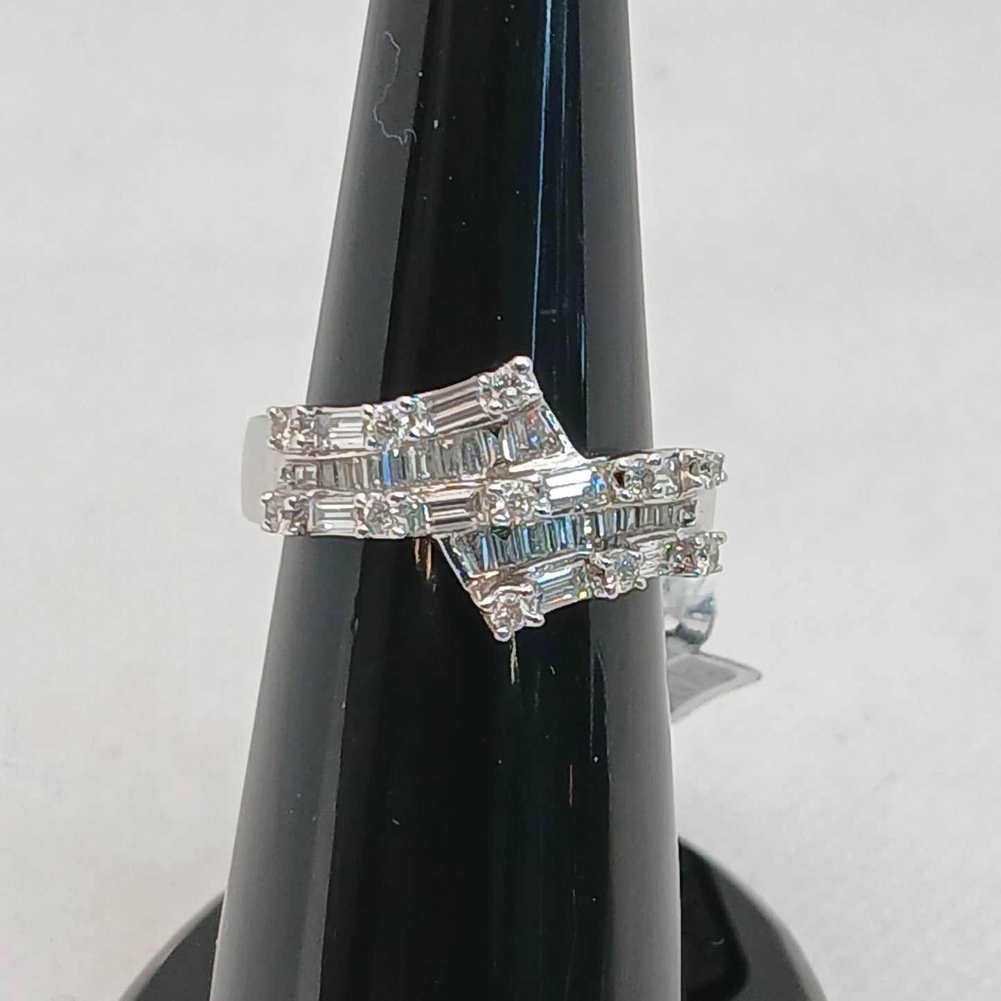 Women's diamond ring