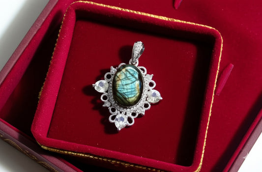 Women's labradorite pendant