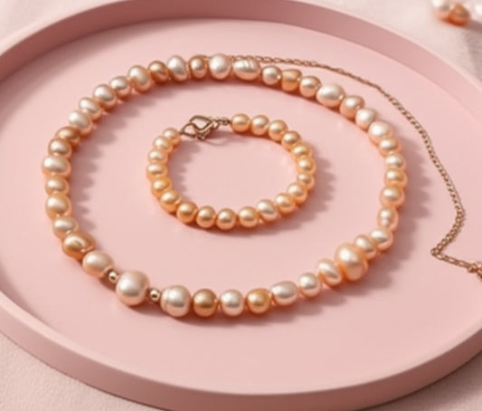 Women's pearls necklace and bracelet
